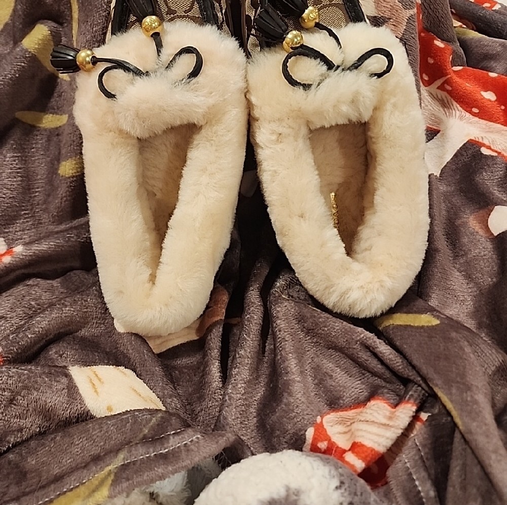 Coach Beige Shearling-Trim Logo Moccasins with Black Tassel Sz. 8 Excellent - Picture 2 of 9